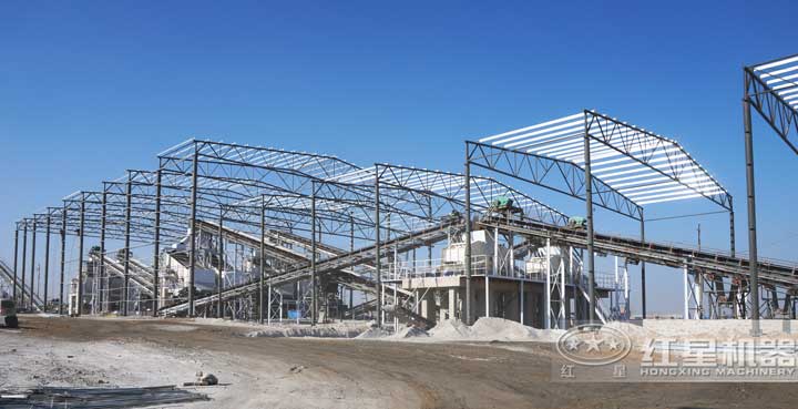 時產800噸生產現場，多臺設備同時作業